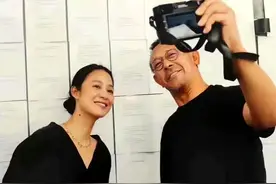网友做核酸偶遇姜文周韵，夫妻保持距离零交流，打扮精致星味十足图片