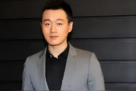 “凤凰男”佟大为，8年生三胎，住2亿四合院，妻子关悦被宠成公主图片