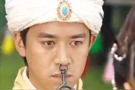 古装剧奇葩造型：黑丝面罩忍了，头顶锅盖算了，胸前俩牛角算啥？图片