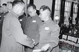1955年授衔，朱老总和彭总都在场，为何要让周总理颁授大将军衔？图片