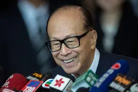 李嘉诚当了15年华人首富，弟弟却穷困潦倒，最终悲惨离世图片