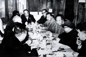 54年，毛主席工作至深夜，封耀松给他烤芋头充饥，厨师得知后怒斥图片