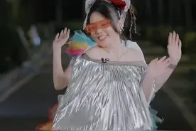 浪姐4爆笑穿搭！谢娜头发太长 看不见路，蔡少芬穿帐篷让瞿颖看呆图片