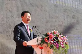 王健林开会，为何没人敢睡觉？万达高管抱怨：都站着，怎么睡？图片