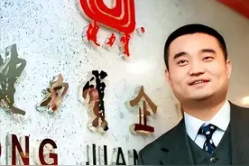 从“气功大师”到“资本大鳄”，一手搞垮健力宝，如今却成了逃犯图片