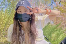 杨幂公园里春游，穿露脐装戴25万大金表，躺草坪上自拍姿势太牛图片