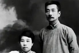 鲁迅第一次到北大上课，一身补丁引得满堂哄笑，15分钟后鸦雀无声图片