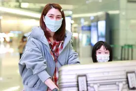 洪欣这是怎么了？年后独自带女儿走机场，红眼睛抢镜肿得快睁不开图片