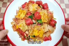 街头美食“烤冷面”，想吃自己在家做，酱料十足简单快速，...图片