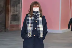 成都女孩带火了“光腿神器”，这9套下衣失踪的造型，也太时髦了图片