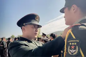 从烈火英雄到校园卫士，这位“硬核”兵哥超帅气!图片