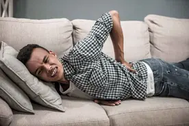 腰椎间盘突出压迫神经怎么办？别慌，这6种治疗方法或能帮你改善图片