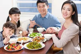 上海40度高温之下，普通家庭晚餐都吃啥？网友：上海人挺会吃图片