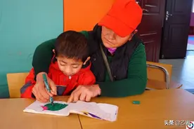 孙子十个月大时儿媳妇离家，4年后发现孙子不对劲，婆婆恍然大悟图片