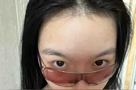 李咏女儿法图麦晒素颜自拍，穿黑色吊带性感又酷飒，妈妈转发力挺图片
