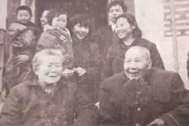 红军团长夫妇战乱分离，54年后妻子在菜摊找到丈夫下落，77岁复合图片