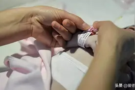 新生儿佩戴2条医用腕带的意义是什么？图片