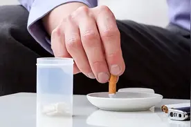 服12种药时「忌烟」，吸一口都会影响药效图片