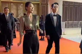 章子怡被嘲飞机场，胸口快要沉到肚子了，依旧自信地站在C位图片