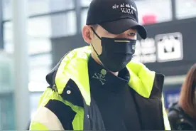 不愧是“行走的荷尔蒙”，张翰罕见穿工装风，37岁大叔变身小鲜肉图片