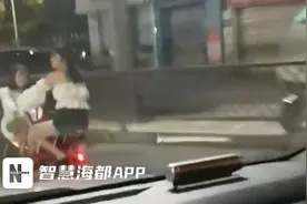 太危险！南平建瓯未成年少女骑车耍“杂技”图片