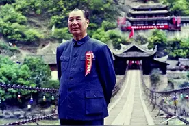 72岁杨成武重返泸定桥，老泪纵横：怎么就剩我一个了，你们都在哪图片