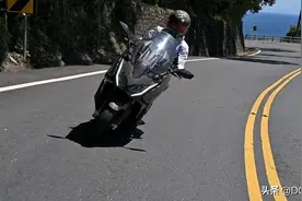光阳AK550大踏板推出Premium版，外观更饱满，配置增加弯道ABS图片