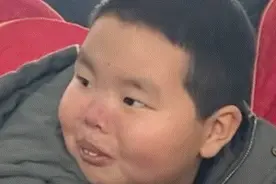 吃席龅牙男孩表情包图片