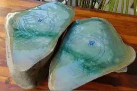 美女任性买下不起眼的石头，切出冰阳绿手镯这惊喜来得猝不及防图片