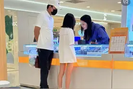 贾乃亮携女儿买手表，10岁甜馨剪短发还挑染，身高暴涨筷子腿吸睛图片