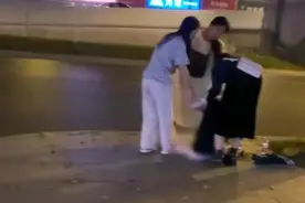 男子失恋醉倒在校门口，三个女生背回去：失去一棵树获得一片森林图片