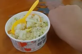 30元的炒饭还没拳头大！当事人：孩子都吃不饱图片