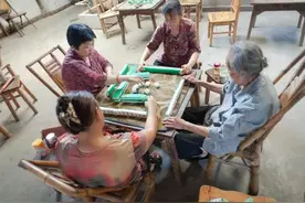 情感故事8:爱打麻将的婆婆图片