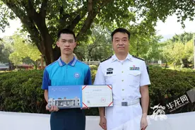 准海军飞行员！重庆首封高考录取通知书送达 母亲：每年农忙都少不了他图片