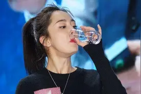 喝水时，一半热水兑一半冷水，会对身体有危害吗？不妨了解图片