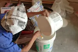 油漆工戴纸帽反映问题，有关部门：披麻戴孝涉嫌闹事，拘留！图片