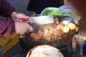 周口女子辞职卖肉夹馍，6点出摊只卖出1个，明白：现实太残酷图片