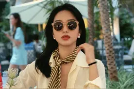 为何你戴丝巾有股浓浓的“大妈感”？跟着杨采钰这样搭，洋气时髦图片