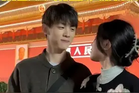 情侣在天安门前甜蜜对视，因“颜值”获得热度却遭质疑？图片