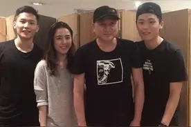 汤镇业回香港与子女吃饭，31岁长女请吃海鲜，不如弟弟受宠仍孝顺图片