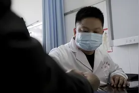 85后中医林涛：针灸推拿从苦练扎土豆和捏橙子开始图片