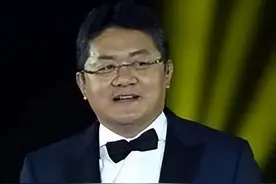 2007年张斌主持新闻发布会，妻子胡紫薇冲入搅局：他在外养小三图片