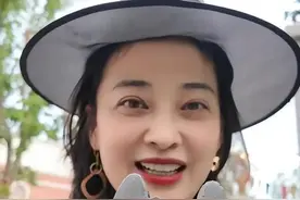 梅婷带娃逛环球影城！一家人穿搭十分奇特，10岁女儿鱿鱼套装抢眼图片