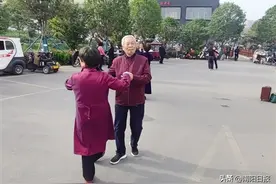 眼不花耳不聋、手脚灵活，88岁老人李成富—— 爱上交谊舞 养生有术图片