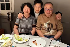 黄晓明《中餐厅》假发套穿帮，脖子上方头发奇怪，像戴了一顶帽子图片