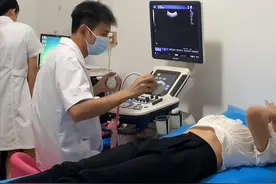 男医学生首次给女生做彩超，见对方要裸上身秒手抖，下秒举动笑翻图片