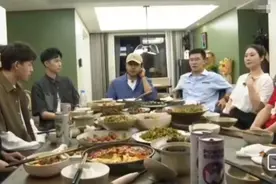 汪涵现身酒局受追捧，坐主位发言气场足，饭桌上摆5瓶酒气氛火热图片