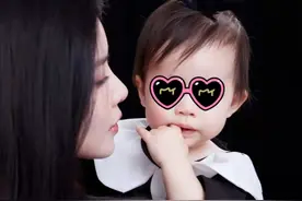 杜淳老婆晒亲子写真，王灿单手抱娃秀辣妈身材，1岁女儿超像爸爸图片