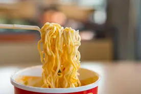 方便面吃多了会致癌？世卫组织：真正致癌的这4种食物，尽量少碰图片
