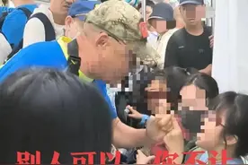 真解气！老人强迫女孩让座后续来了！警方介入：65岁老人被拘留图片